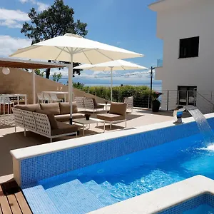 Modena Maris-heated Pool-grill-relax-jacuzzi Ičići